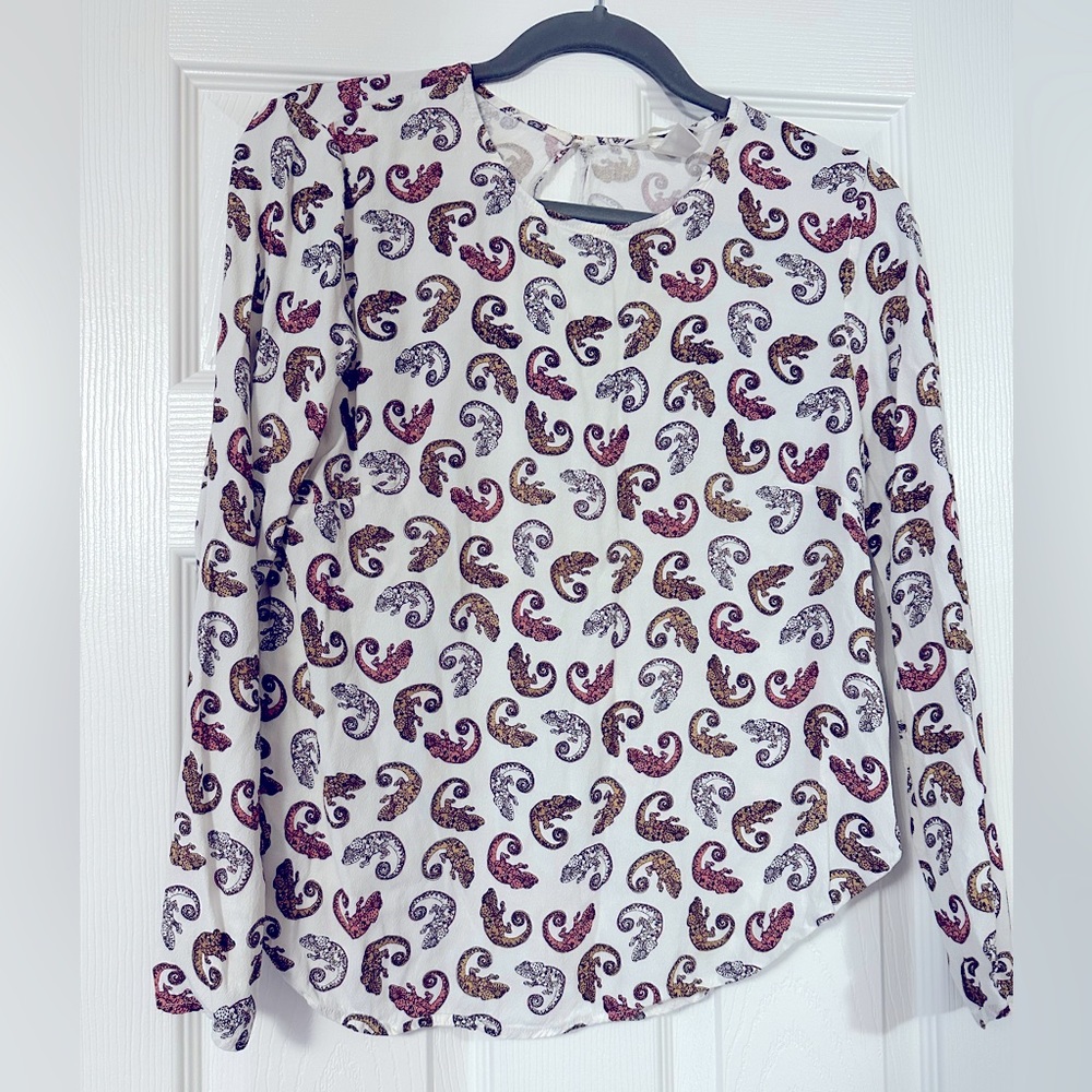 H&M Long-sleeved blouse crêpe weave opening button back of the neck rounded hem.